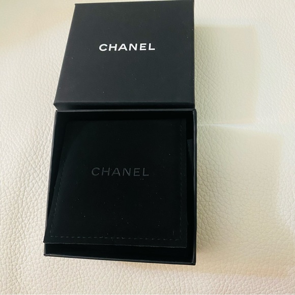 Chanel necklace box with velvet sleeve, ribbon, camellia, and booklet - Picture 2 of 7